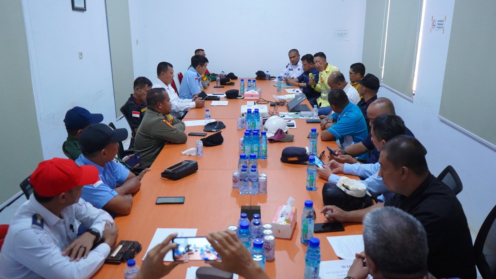 Suasana di ruangan rapat 